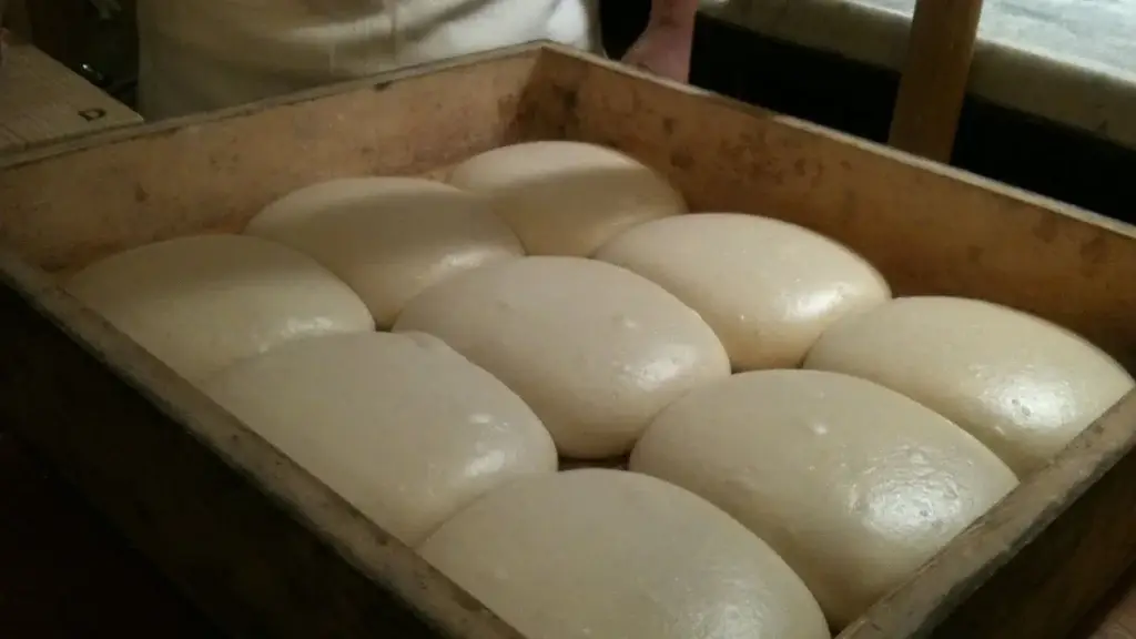 Bolas de massa de pizza a levedar numa caixa de madeira